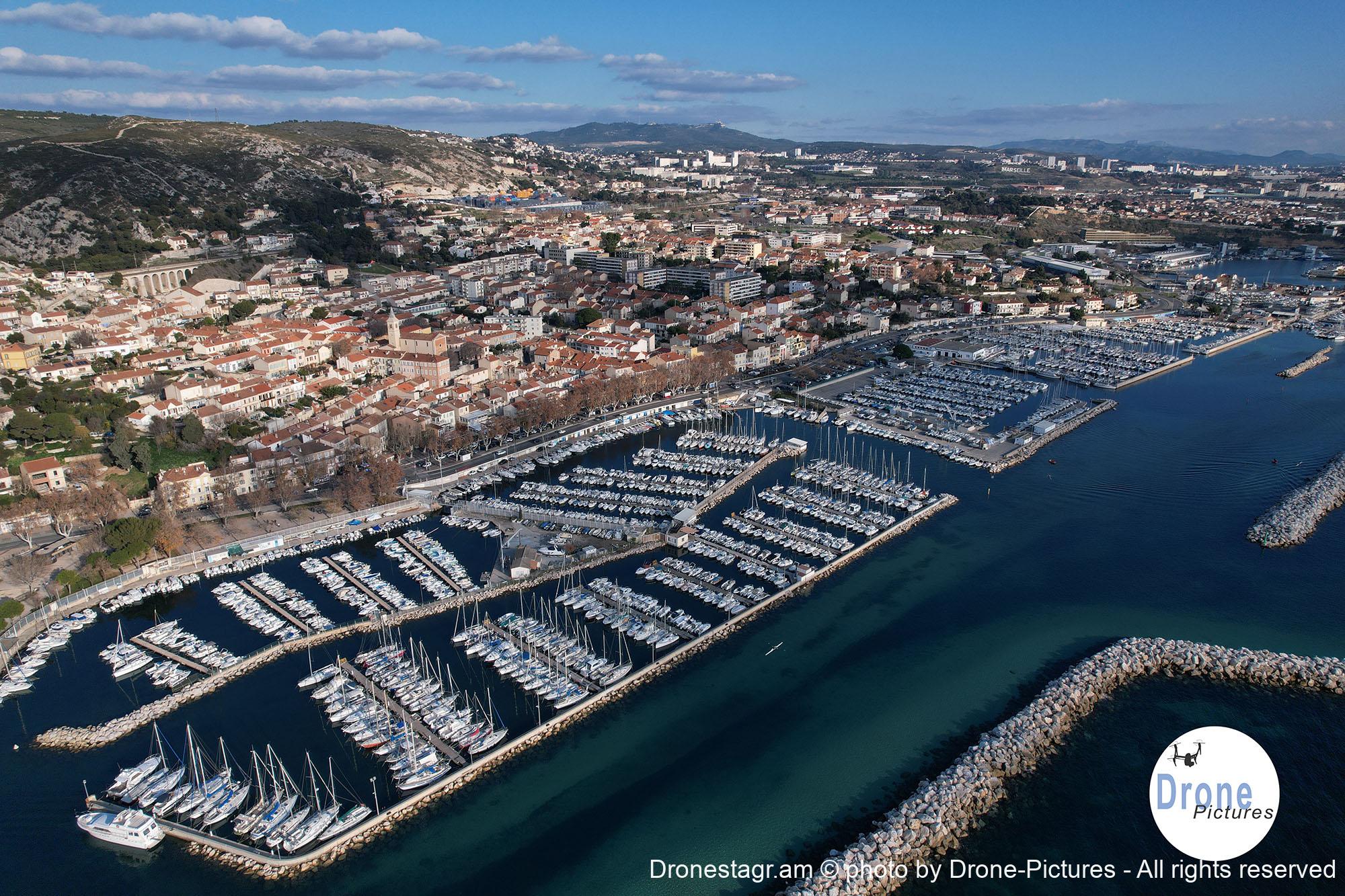Marseille-Estaque-village-depuis-la-mer-en-drone