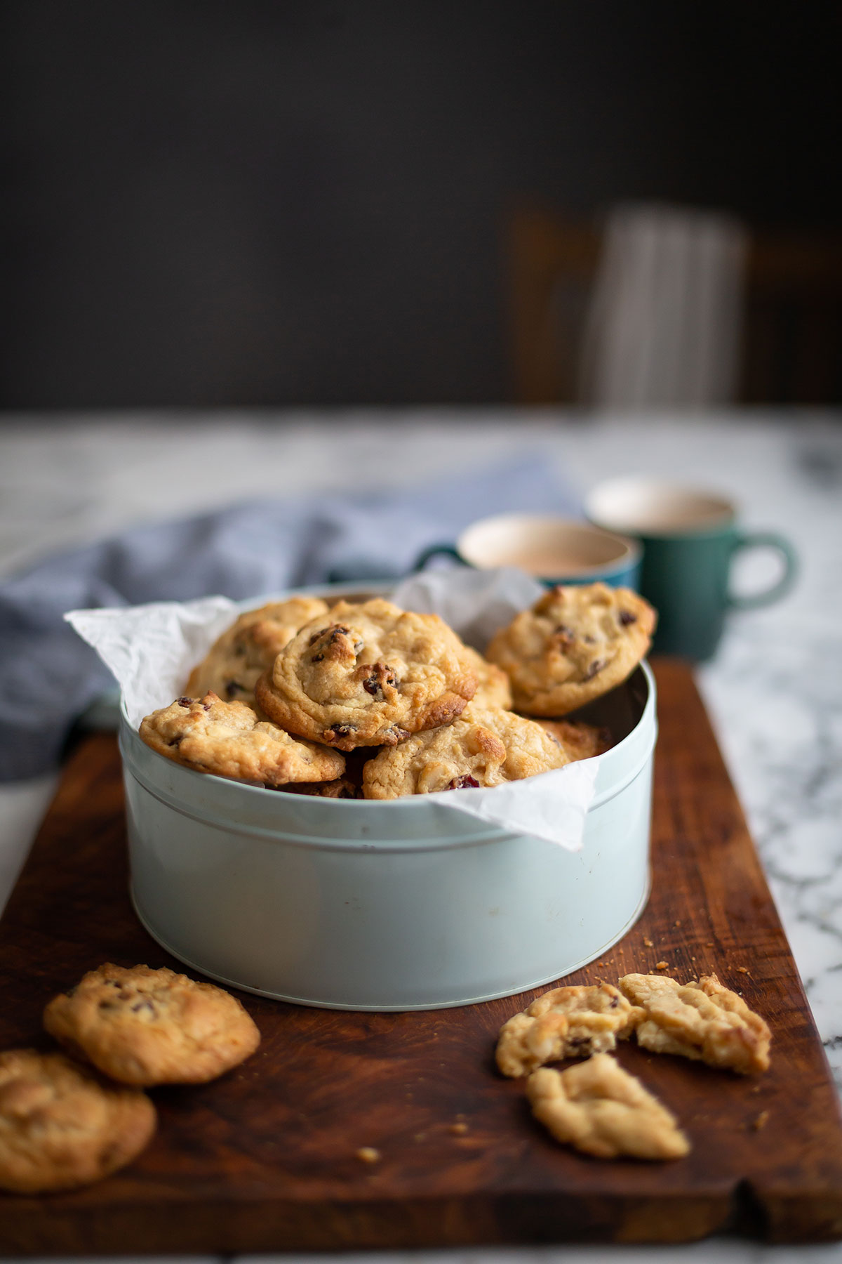Une boîte de biscuits au chocolat blanc, canneberges et macadamia
