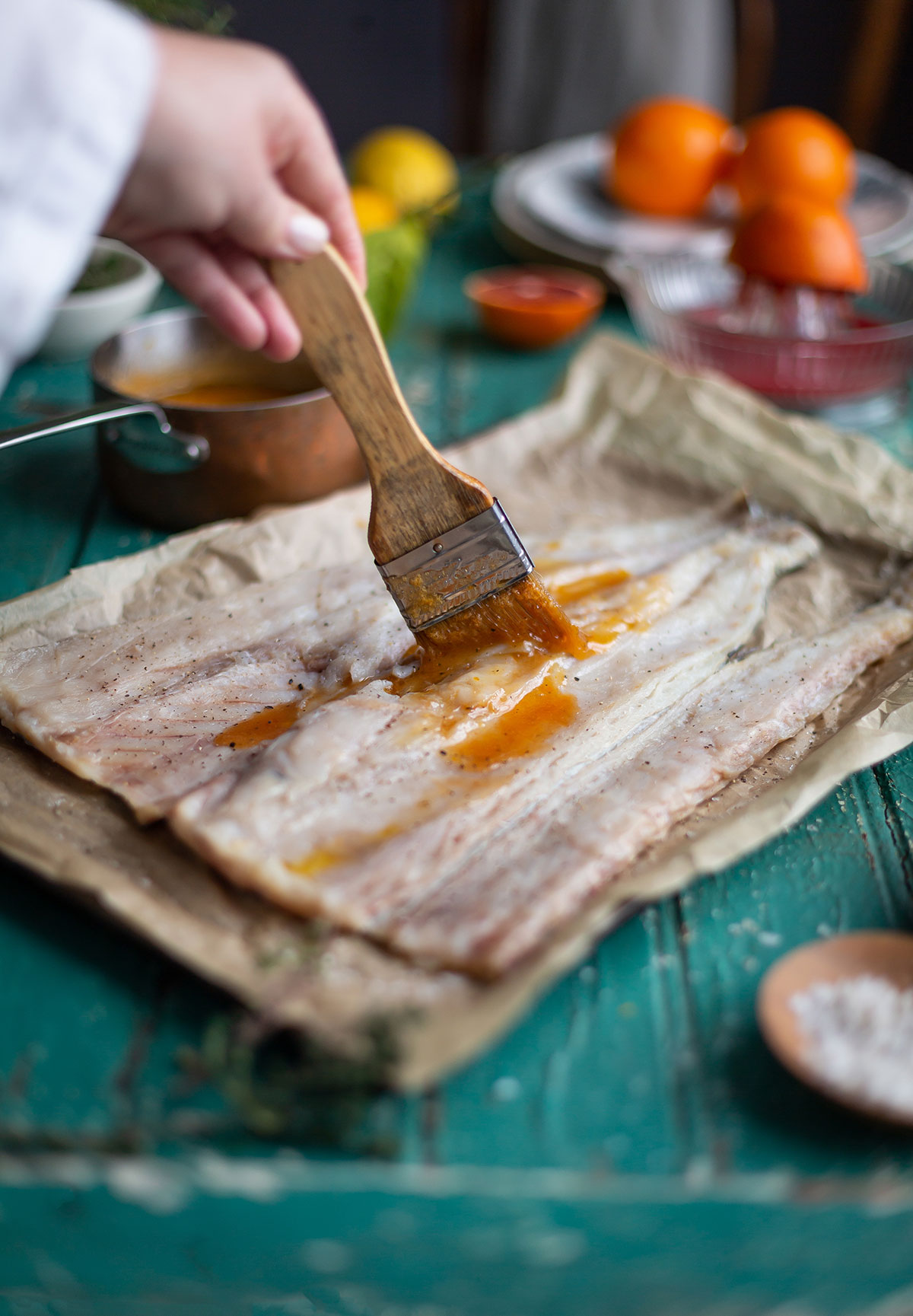 Arrosage de snoek frais avec un beurre d'abricot et d'orange
