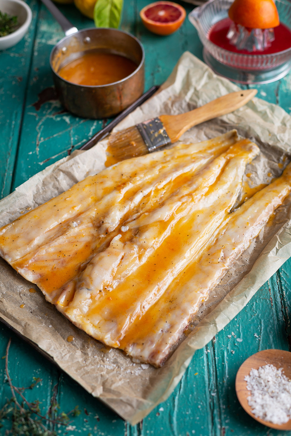 Un snoek papillon arrosé de beurre de confiture d'orange et d'abricot