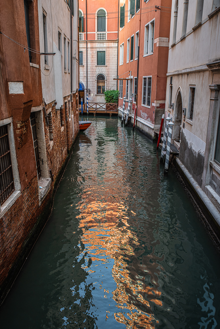 De minuscules canaux pittoresques et des ruelles au cœur de Venise, en Italie. ©Jerry Ginsberg