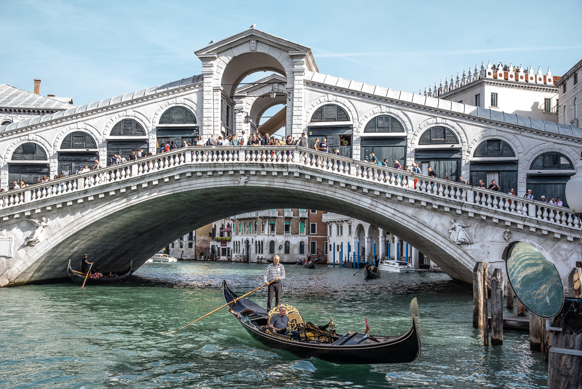 Le pont du Rialto classique et charmant enjambe le Grand Canal à son point le plus étroit à Venise, en Italie. ©Jerry Ginsberg