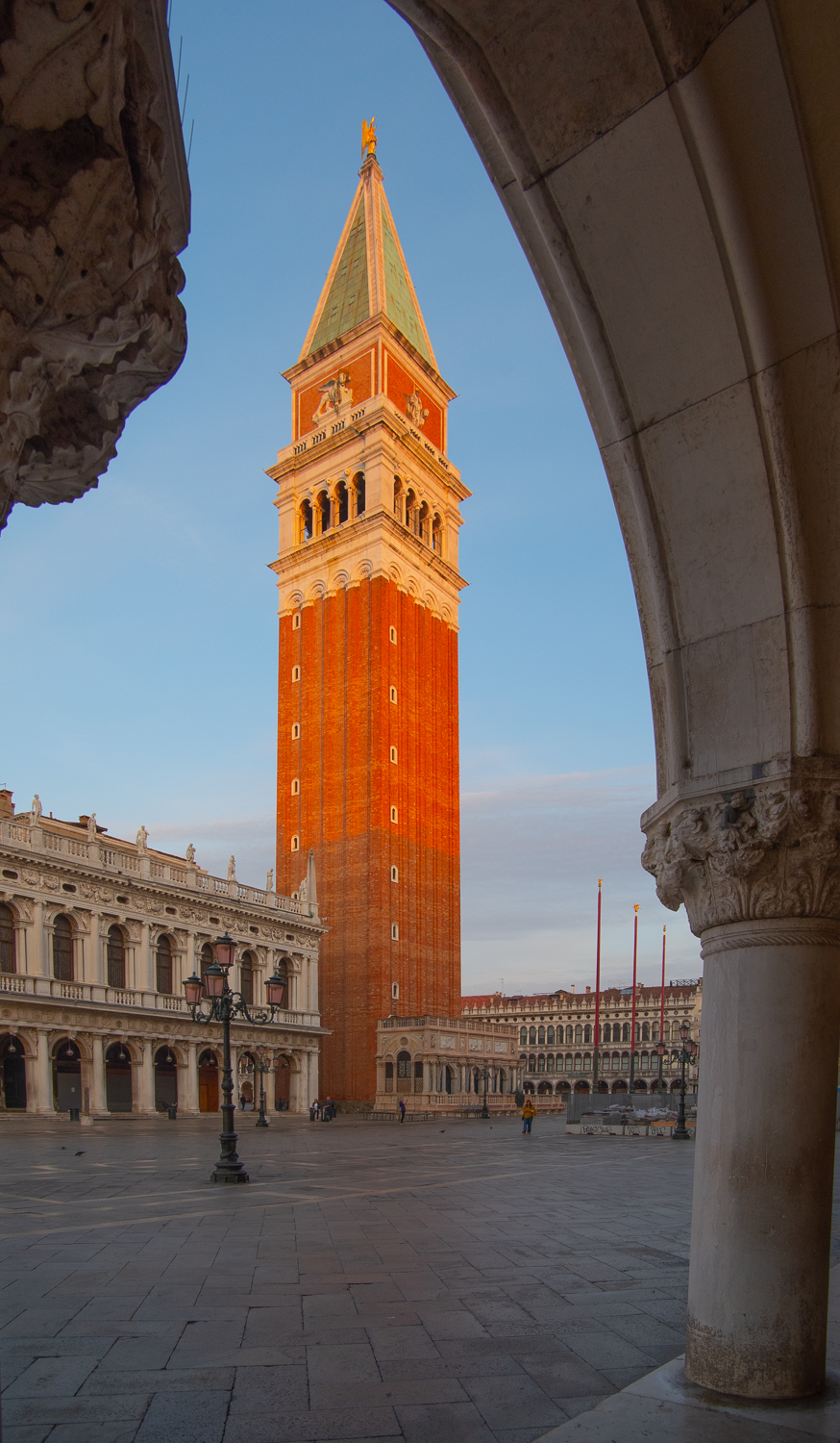 Clocher emblématique (campanile) dans l'historique Place Saint Marc, Venise, Italie. Tourné à la lumière dorée du matin et encadré par une arche à travers la place. ©Jerry Ginsberg