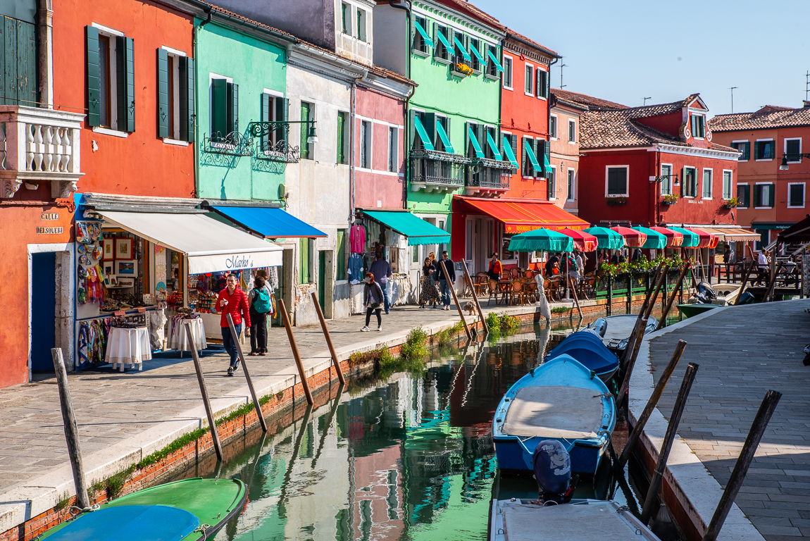 Des maisons colorées bordent un canal à Burano, une destination touristique populaire dans le cadre de la lagune nord de Venise, Vanice, Italie. ©Jerry Ginsberg