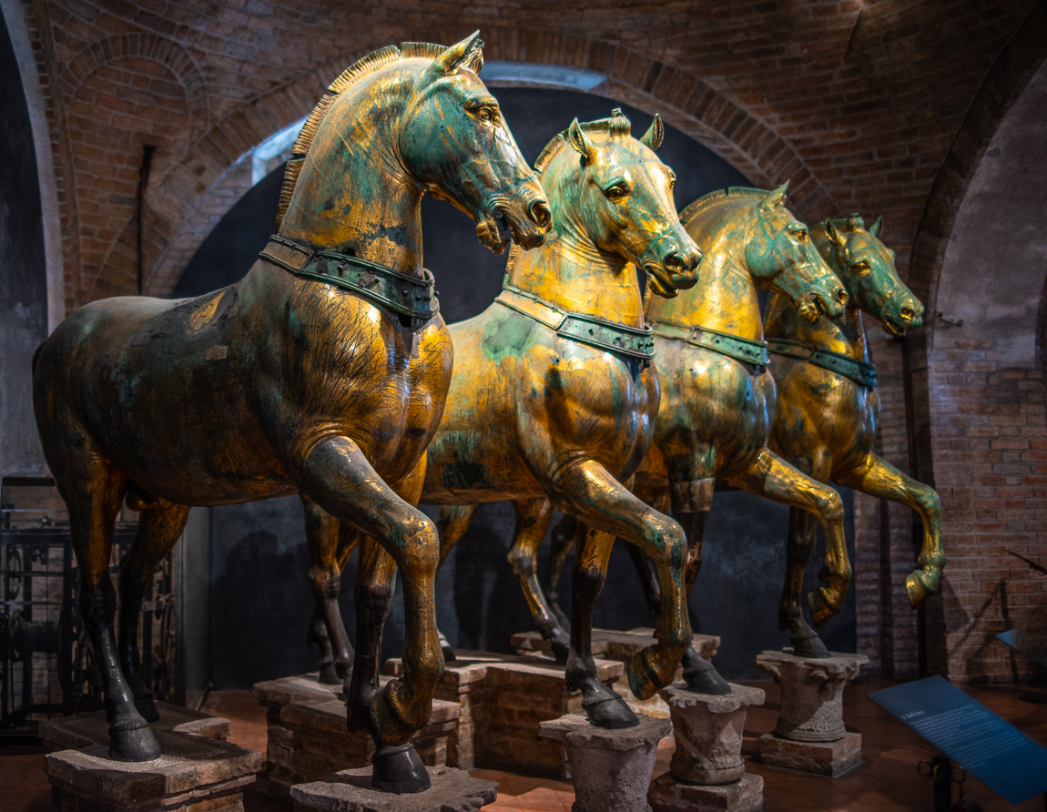 Anciennes statues équines de l'époque d'Alexandre le Grand à l'intérieur de l'emblématique basilique Saint-Marc en plein cœur de Venise, en Italie. ©Jerry Ginsberg