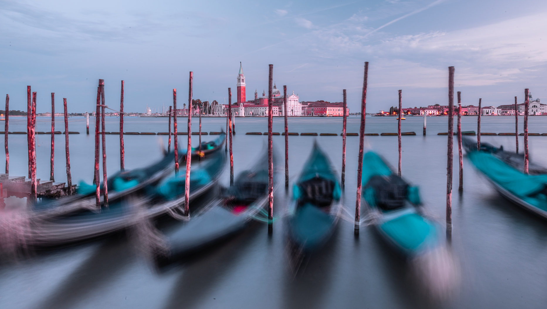 Gondoles vénitiennes classiques dansant sur les eaux du Grand Canal à Venise - Venezia, Italie. (c)Jerry Ginsberg